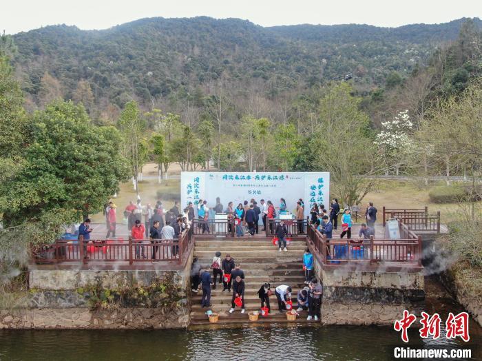 图为3月1日,江西赣州安远县,“同饮东江水·共护东江源”东江水供港60周年东江源头公益行活动启动仪式现场。 刘力鑫 摄