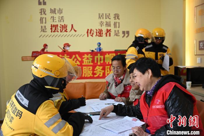 2月26日至27日,河北省石家庄市新华区组织志愿者为外卖员、快递员、环卫工人等新就业群体提供义诊等暖“新”服务。据了解,自2024年以来,石家庄市新华区打造35家“石新石驿”服务驿站,定期为新就业群体提供法律援助、医疗服务、公益理发、健康体检等服务。截至目前,累计服务新就业群体4000余人次。图为2月27日,在石家庄市新华区明珠花苑社区服务驿站,公益红娘为外卖员登记个人信息,介绍相亲对象。付杉 摄