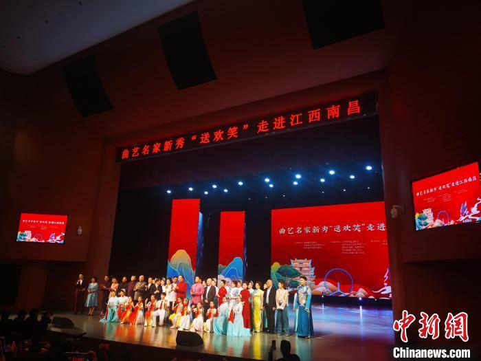 图为2月25日晚，中国曲协曲艺名家新秀“送欢笑”走进江西南昌专场演出谢幕。　记者 刘占昆 摄