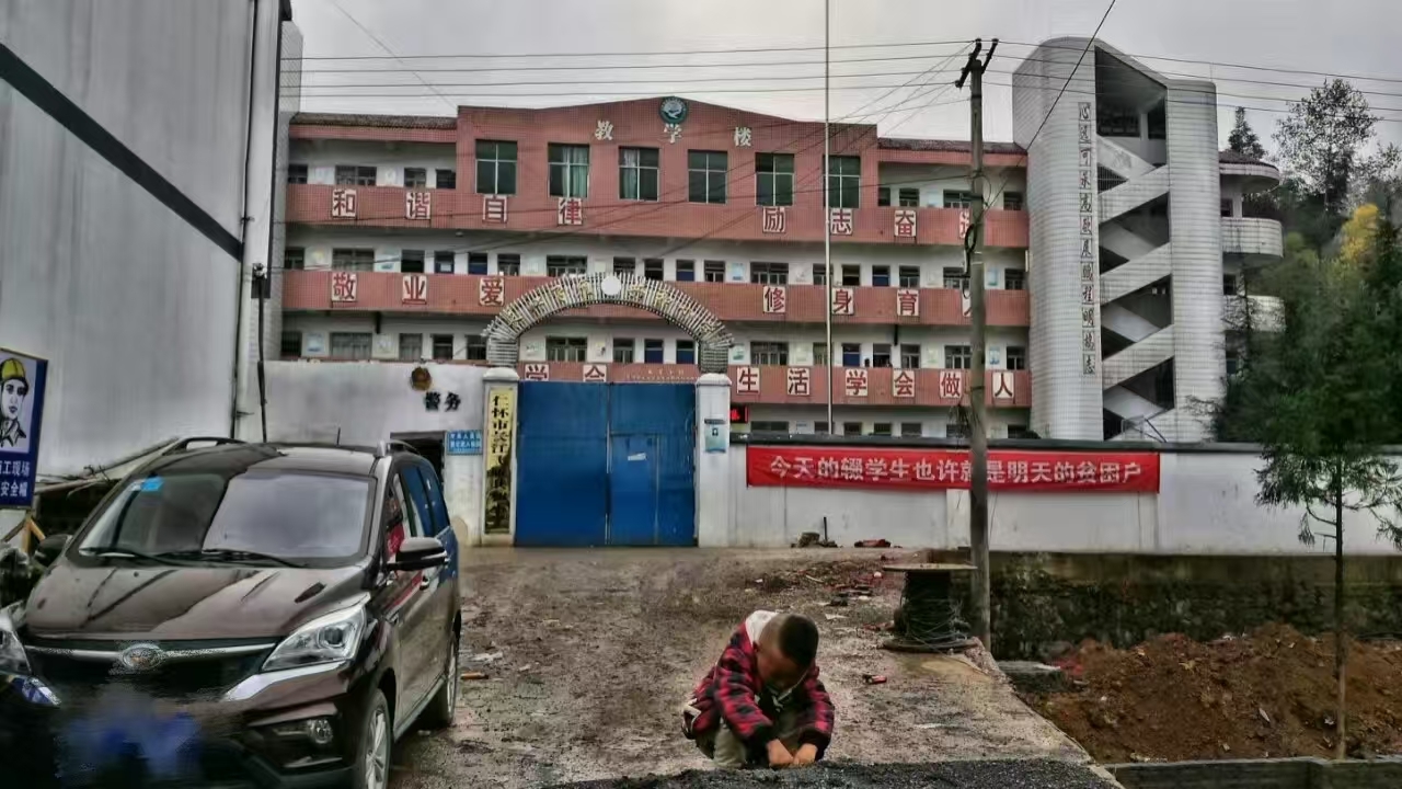 东航飞行员九年爱心助学让梦想启航