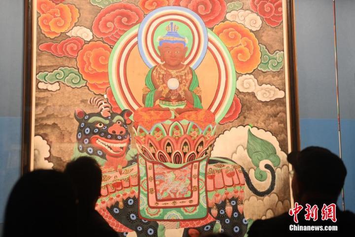 图为游人参观泥板壁画《地藏菩萨》 中新社记者 李亚龙 摄