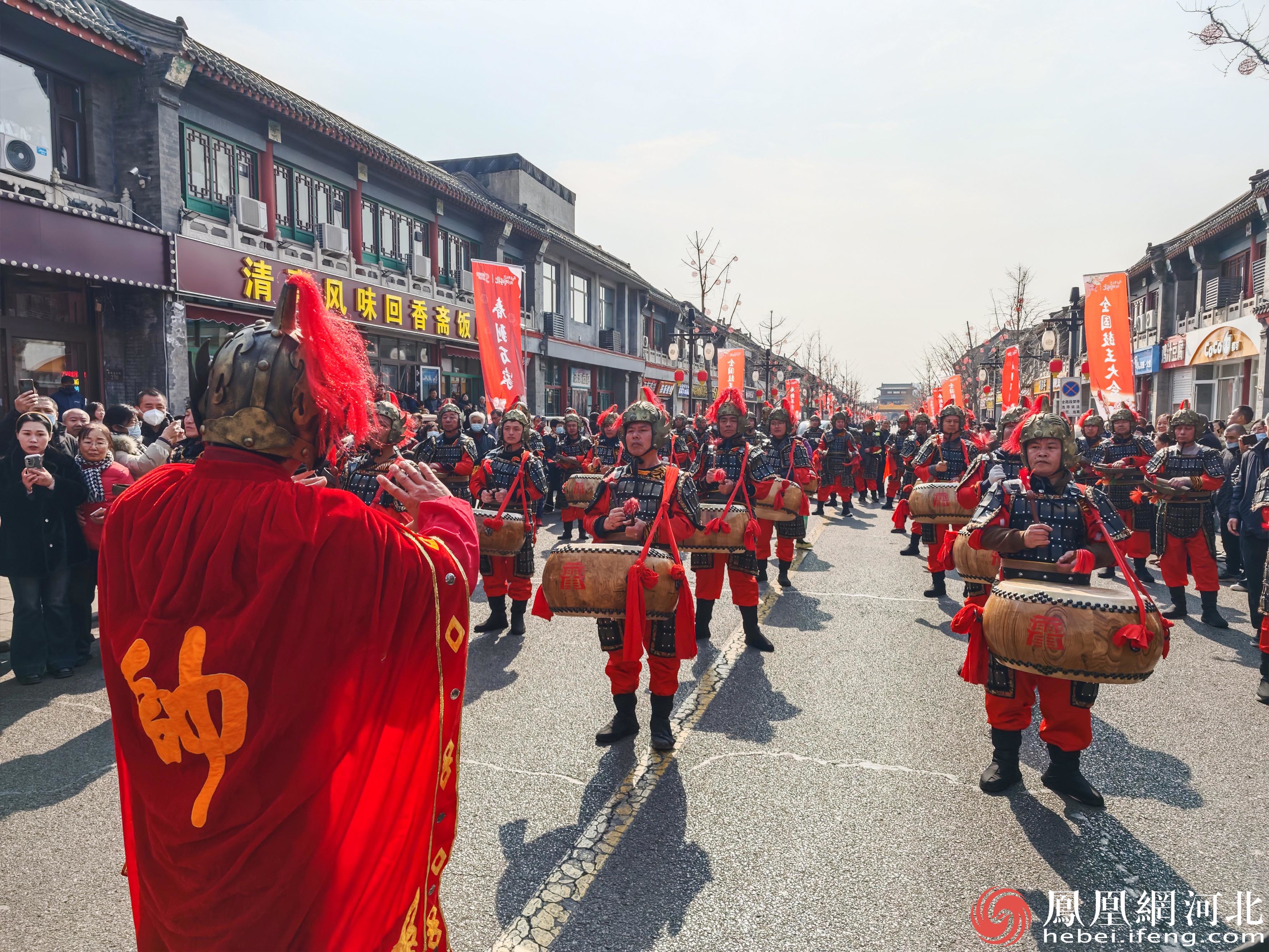 参加拉街巡游的太原锣鼓