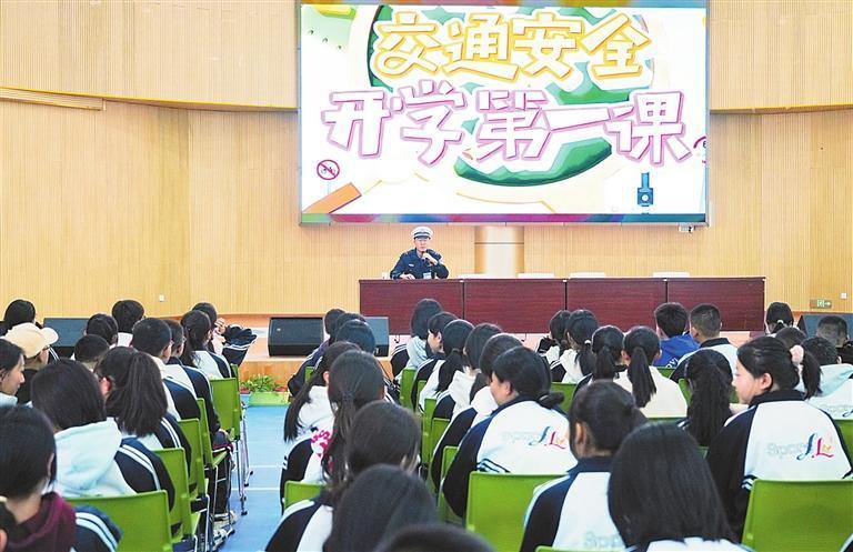 2月24日，阿克塞县公安民警开展“开学第一课”安全宣传教育活动。新甘肃&middot;甘肃日报通讯员　马璐