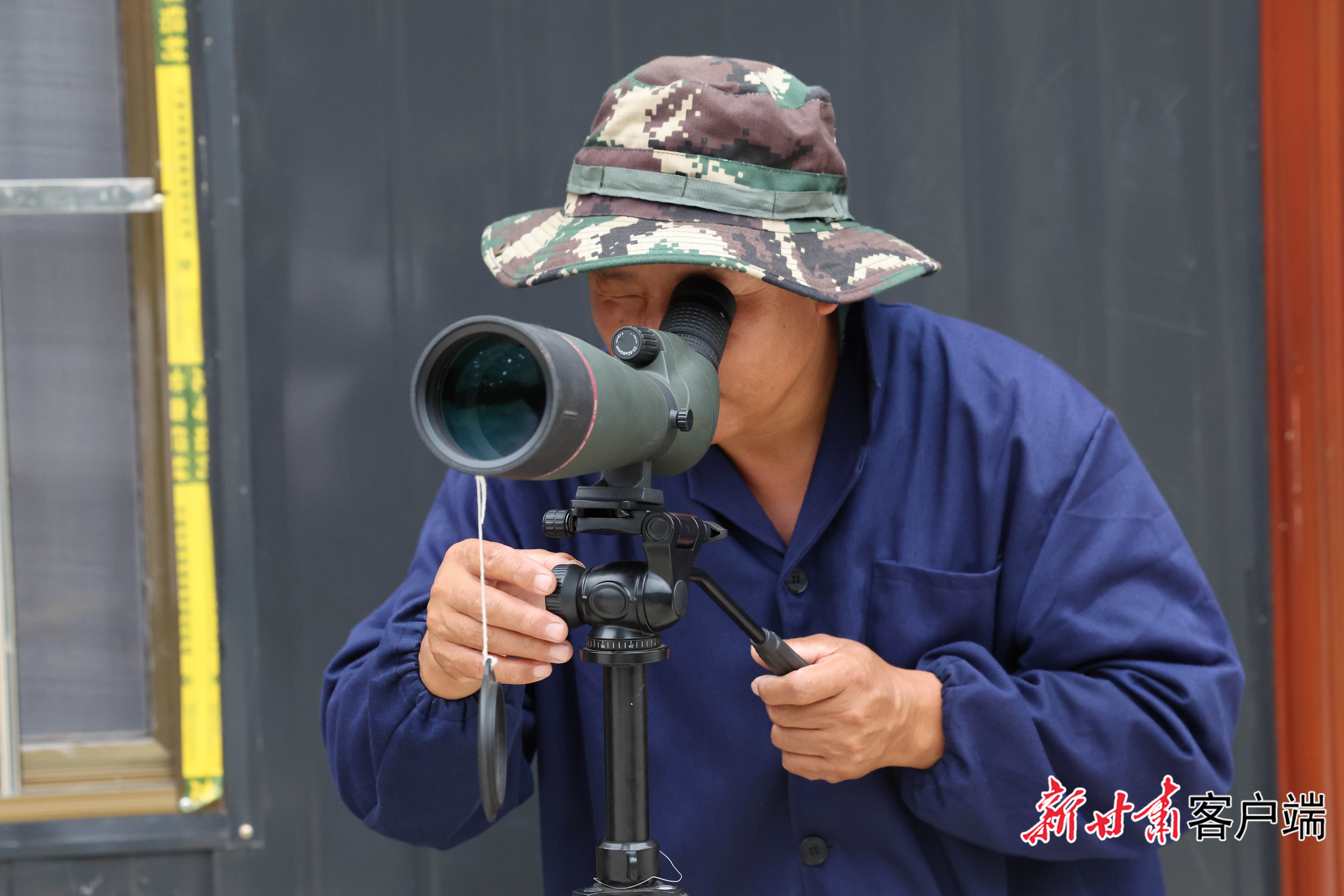 宋治平通过单筒望远镜观察朱鹮　新甘肃&middot;甘肃日报记者　冯乐凯　拍摄