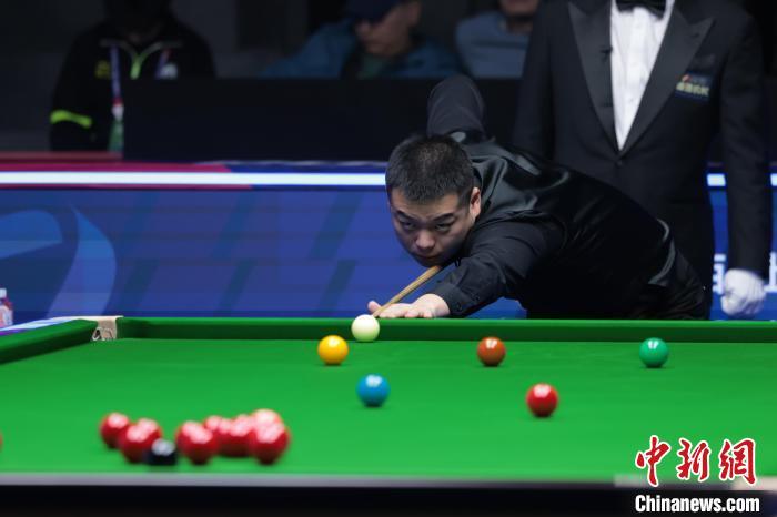2月27日下午，2025斯诺克世界公开赛展开下半区两场1/4决赛的争夺，庞俊旭遭约翰&middot;希金斯零封无缘半决赛。图为庞俊旭在比赛中。(星牌体育供图)