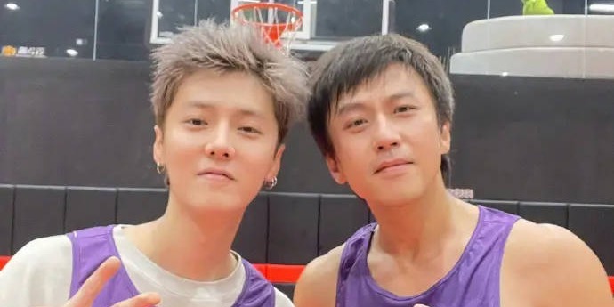 鹿晗与邓超等好友聚餐 疑似醉酒情绪激动邓超揽肩安慰封面图