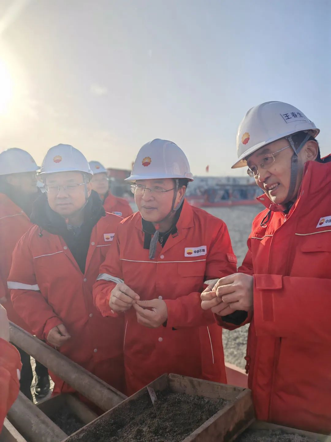 ▲孙金声院士（右二）在深地塔科1井现场。图片来源丨“中国石油大学华东”微信号