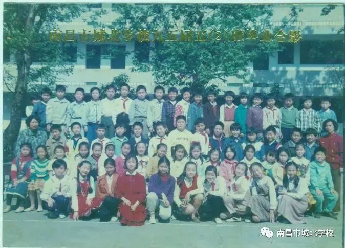 城北学校五(2)班毕业合影,最后一排右一为陈天石