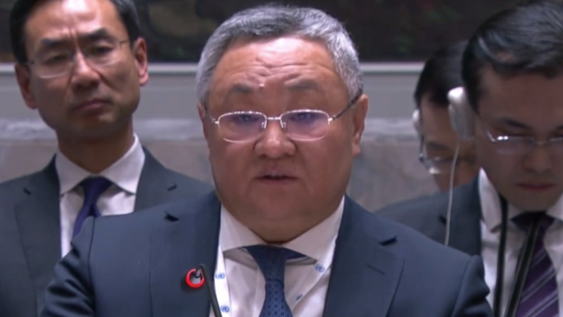 中美俄等10票赞成、5票弃权，联合国安理会通过美国涉乌决议，中国代表：中方支持一切致力于乌克兰和平的努力