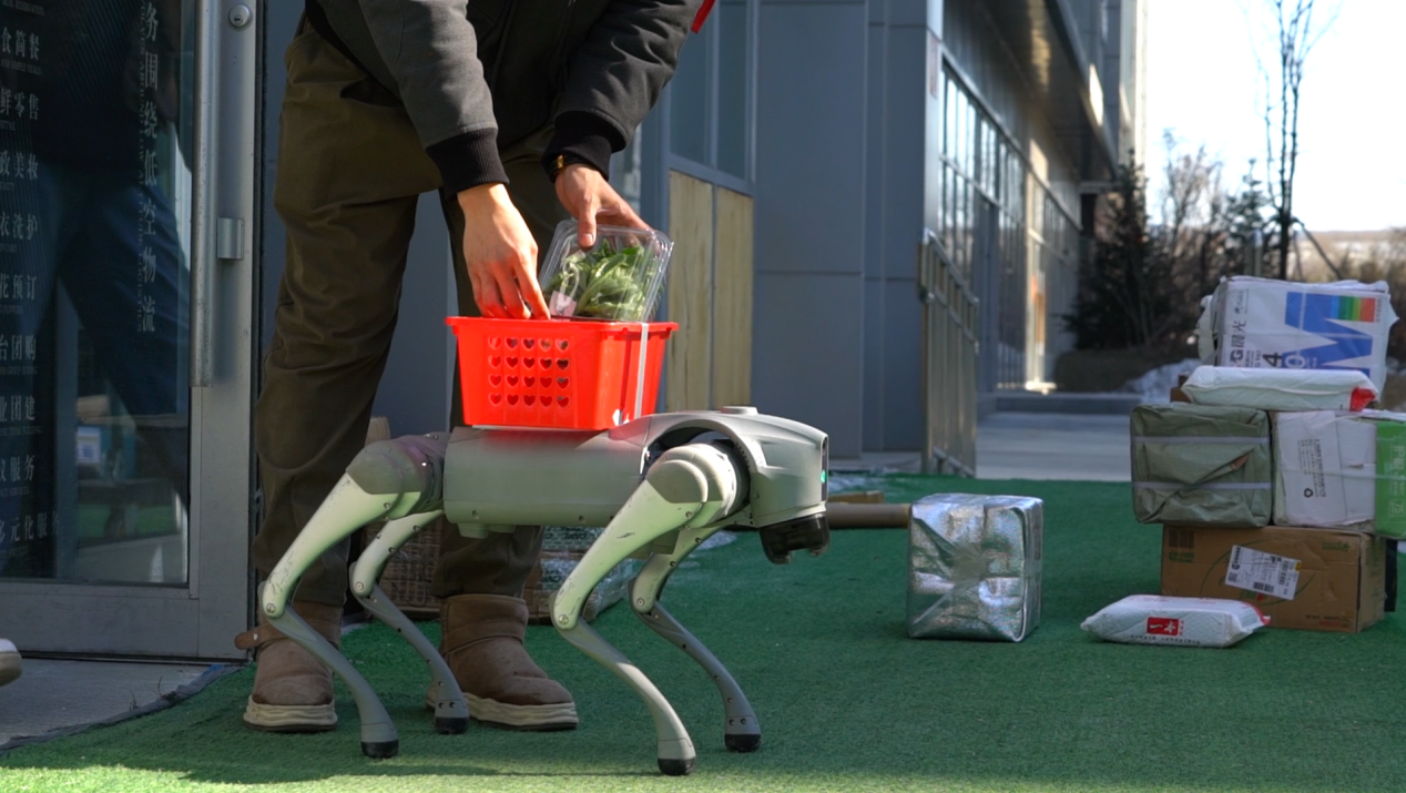 无人机器狗在执行配送任务。