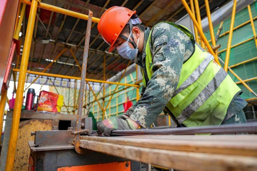 工人们正在项目现场进行施工作业。