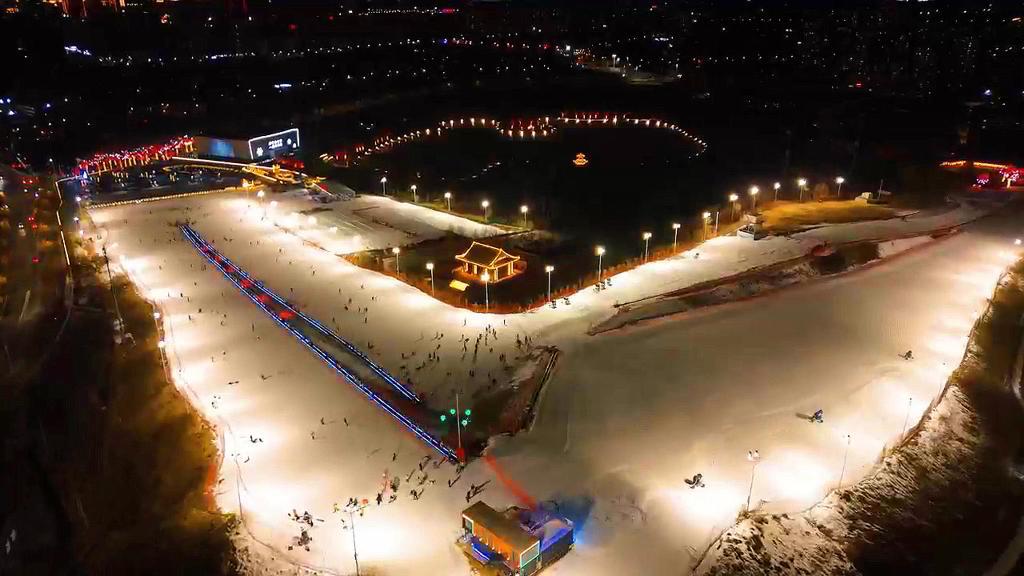 2月25日的弯道山滑雪场夜景。受访单位供图