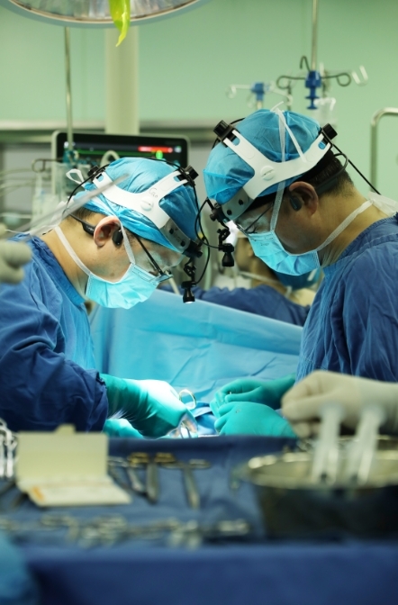 3月1日，中大医院心脏外科曹海龙主任医师（左）、陆启同副主任医师（右）为患者手术 杨忠实 摄