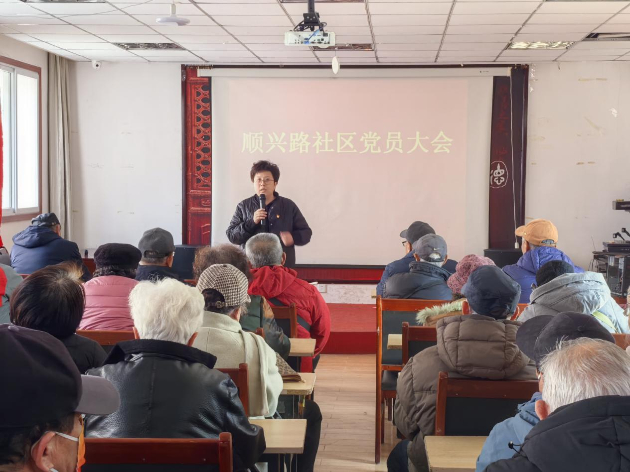 台东街道顺兴路社区开展“强流动党员管理,焕党课学习新光”主题党日活动