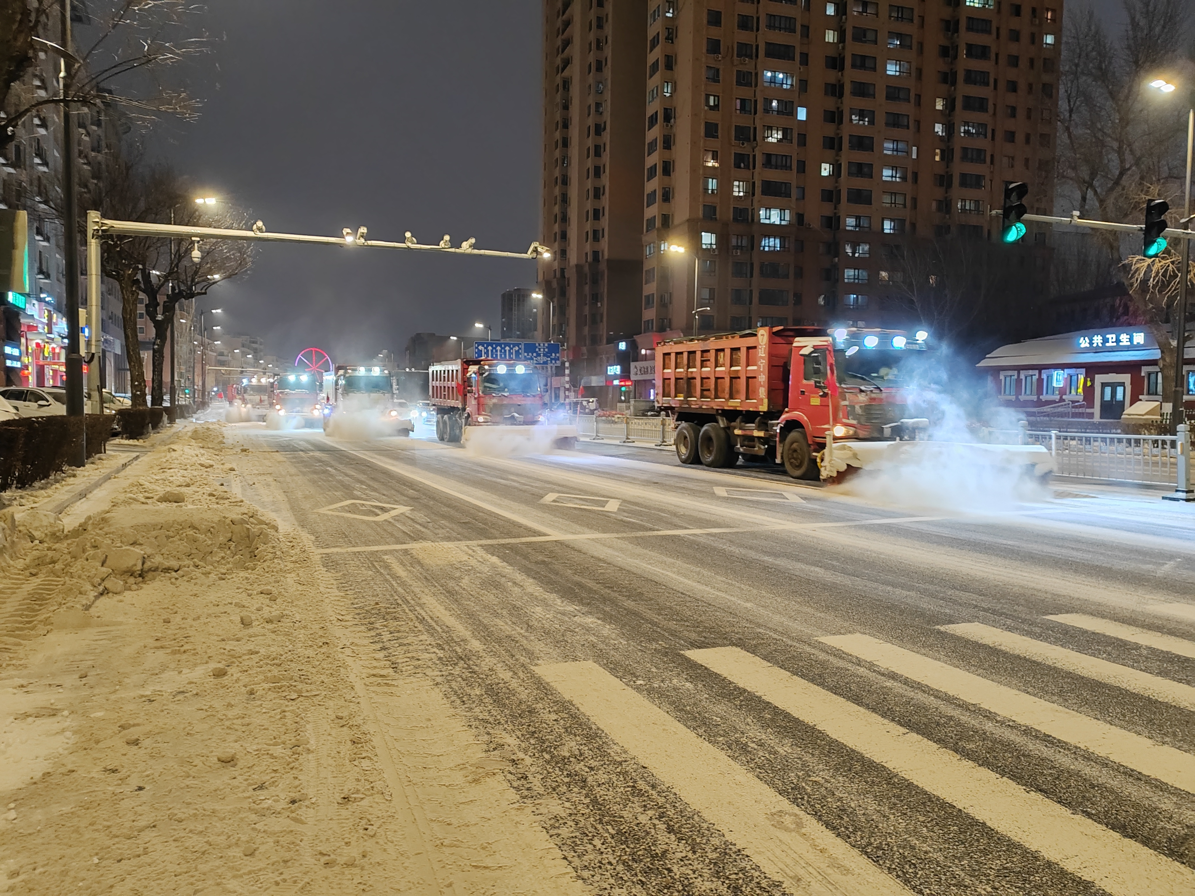 连夜清雪保道路畅通