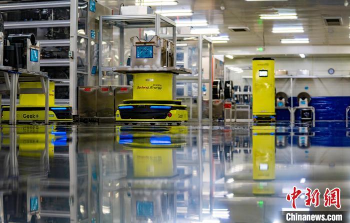 2025年2月22日，江西省新余高新区赣锋锂电动力及储能电池生产车间，转运机器人、清洁机器人等人工智能设备协同作业，共同助力生产提质增效。赵春亮摄