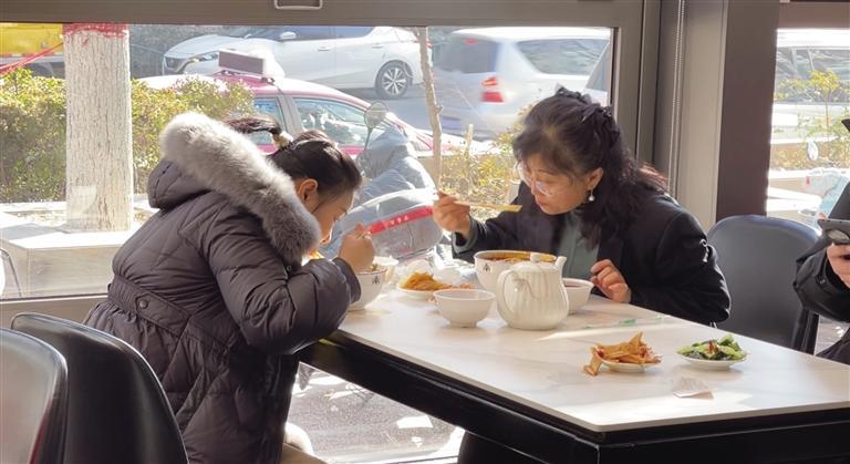 食客在店内用餐