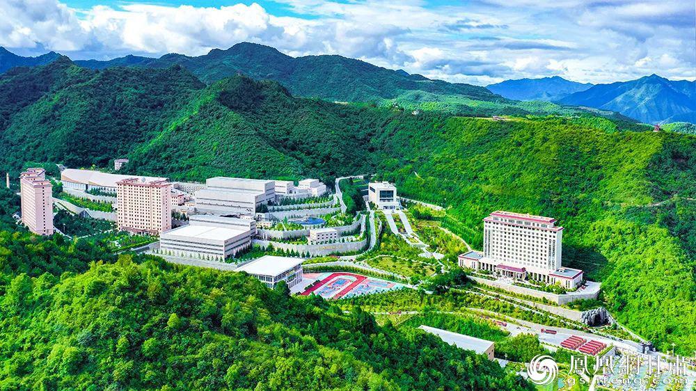 铅锌矿和郁郁葱葱的群山融为一体　金徽矿业股份有限公司供图