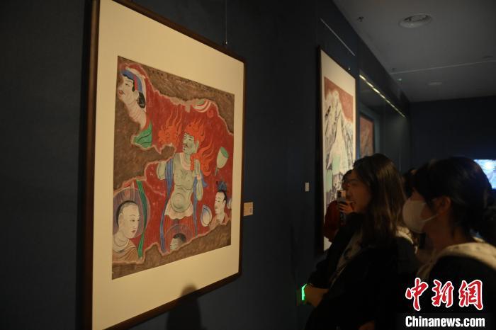 2月25日，“东方微笑”麦积山石窟壁画艺术特展亮相甘肃简牍博物馆。图为观众参观展出的艺术作品。李亚龙　摄