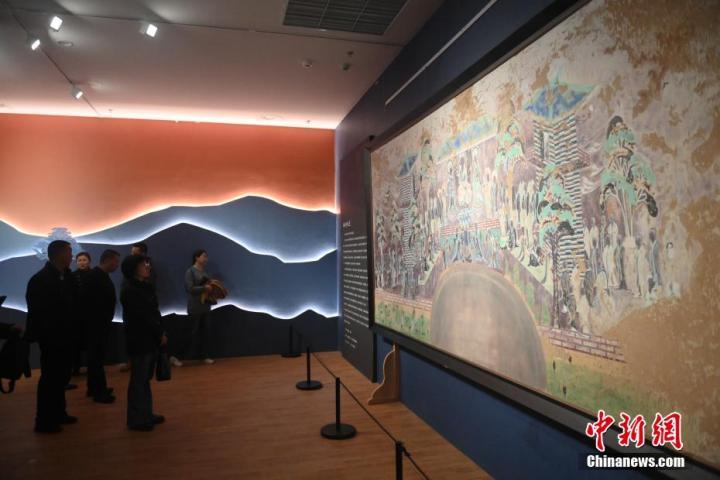 图为游人参观《西方净土变》 中新社记者 李亚龙 摄