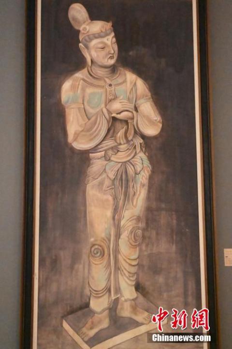 图为展陈的泥板壁画《菩萨》 中新社记者 李亚龙 摄