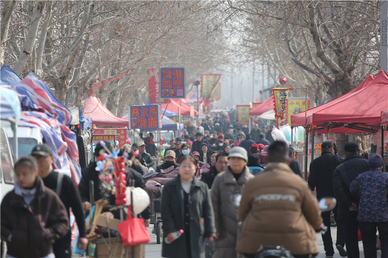 2月28日，在山东邹城峄山庙会上，当地百姓赶庙会。