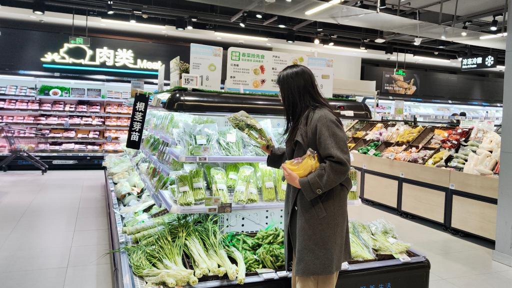 2月21日，消费者在武汉市盒马鲜生岳家嘴店内选购板蓝根青菜。新华社记者 熊翔鹤 摄