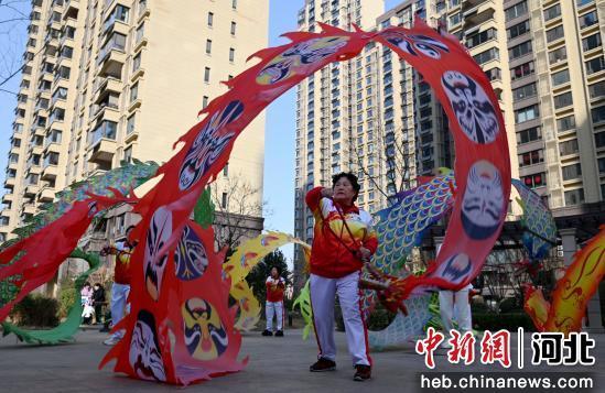 图为民间艺人在进行舞龙表演。 段晨曦 摄