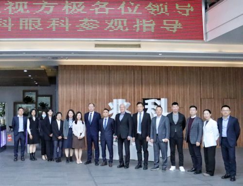 视方极与兆科眼科签约代表合影