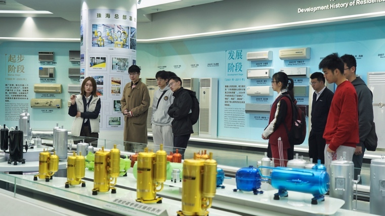 格力科管部工作人员为同学们讲解格力电器的技术产品