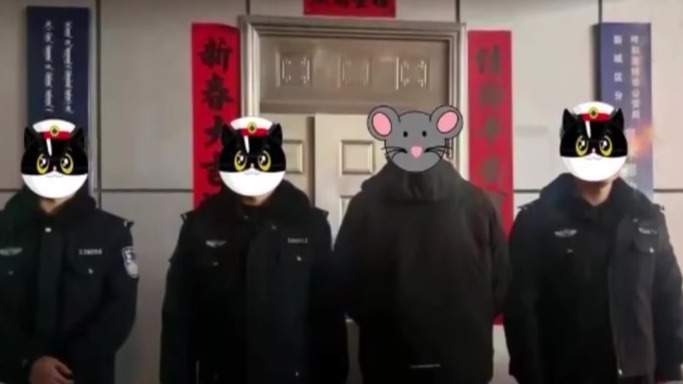 公厕有异味，女子报警揪出吸毒男子