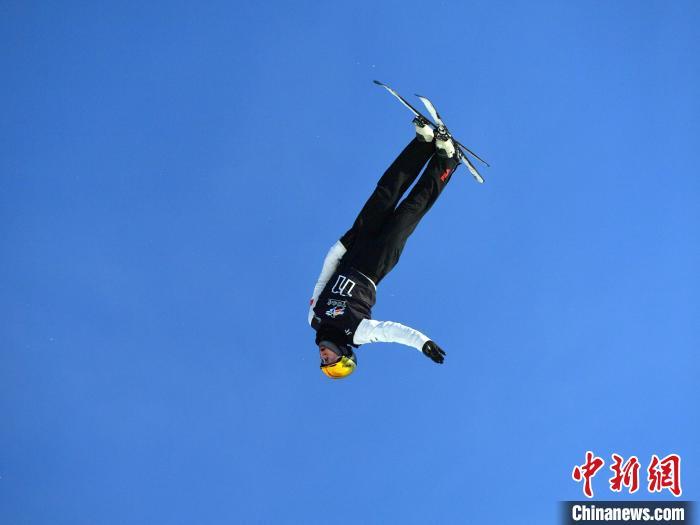 2月23日，吉林北大湖，中国选手李天马正在比赛。　刘栋 摄