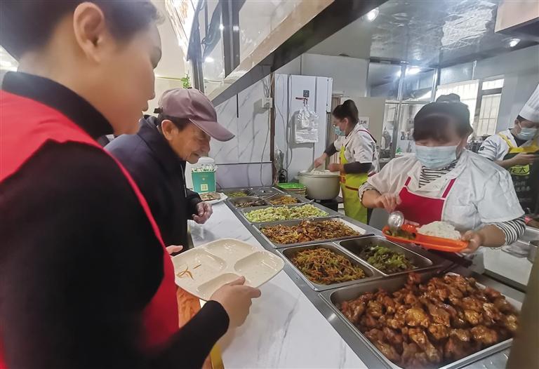 食堂里菜品丰盛