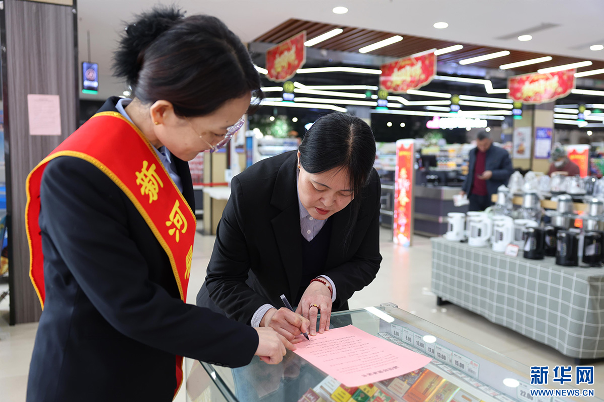 企业负责人签订诚信经营承诺书。新华网发 李世强 摄