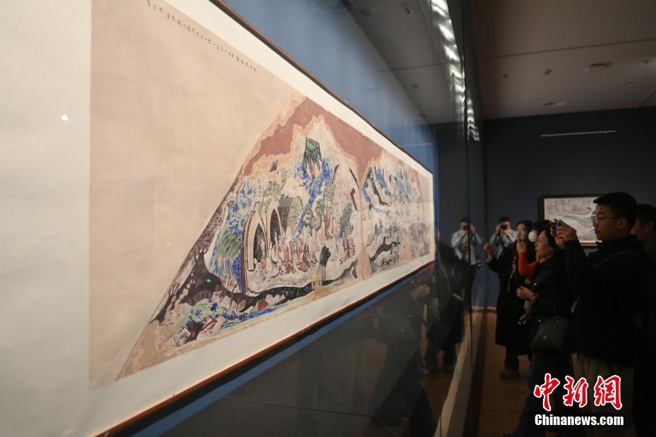 图为游人参观展览 中新社记者 李亚龙 摄