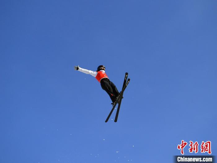 2月23日，吉林北大湖，中国选手徐梦桃正在比赛。　刘栋 摄