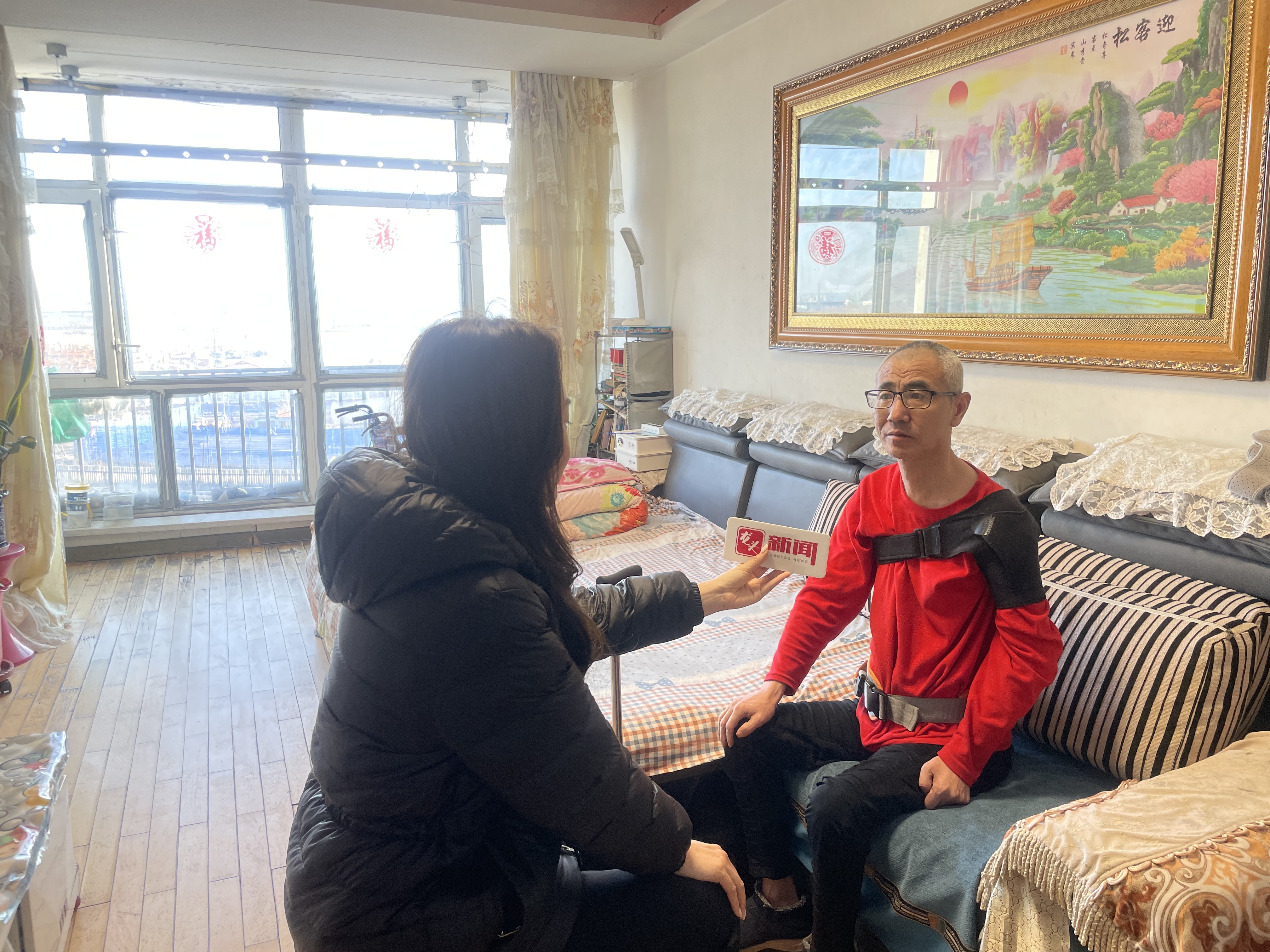 记者正在采访救助对象赵金鹏