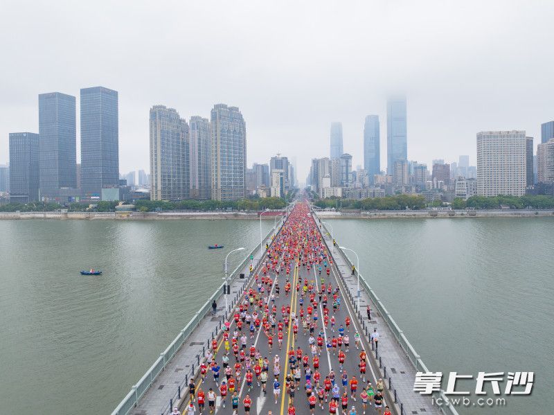 2024年长沙马拉松有超过3万人参赛。长沙晚报全媒体记者 邹麟 摄