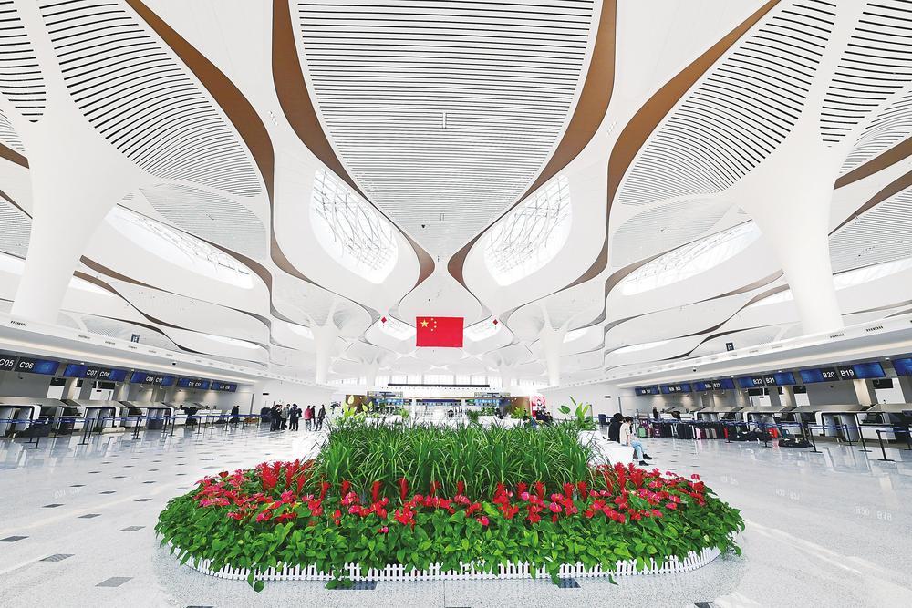 兰州中川国际机场T3航站楼3楼出发大厅科技氛围浓郁，配备一流的自助服务与安检设施。