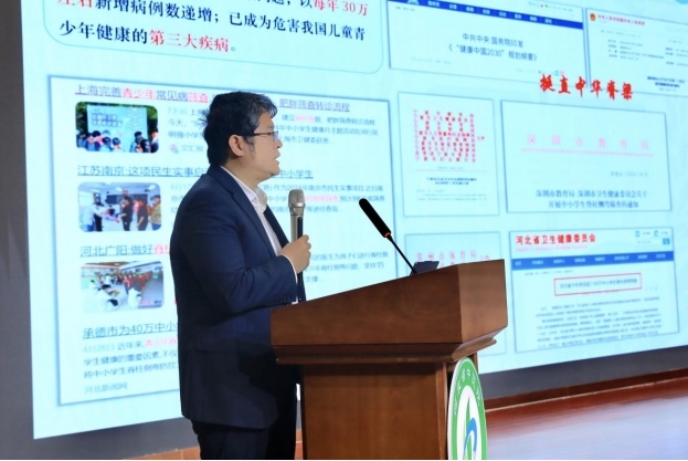 中国中医科学院望京医院院长特聘助理、学术发展处处长魏戌开展讲座，主题为《青少年特发性脊柱侧弯的中医药治疗进展与核心指标集选择》。
