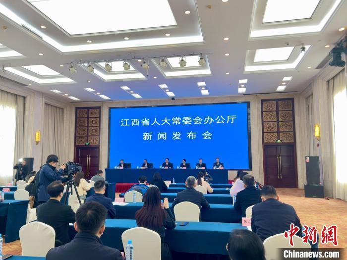 图为24日,江西省人大常委会办公厅举行《江西省公路条例》新闻发布会。朱莹 摄