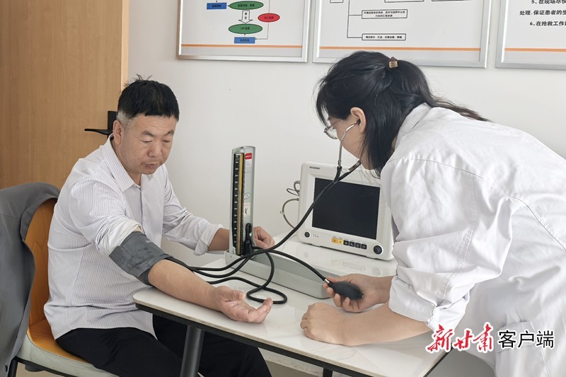 医护人员在“高速医联体”为司乘人员免费测量血压