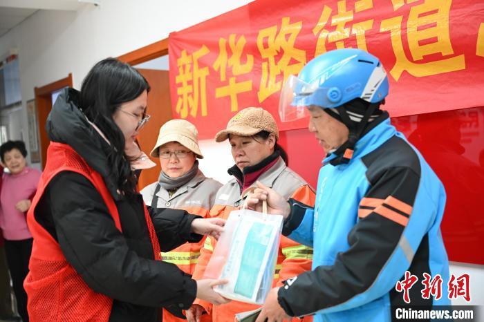 2月26日至27日,河北省石家庄市新华区组织志愿者为外卖员、快递员、环卫工人等新就业群体提供义诊等暖“新”服务。据了解,自2024年以来,石家庄市新华区打造35家“石新石驿”服务驿站,定期为新就业群体提供法律援助、医疗服务、公益理发、健康体检等服务。截至目前,累计服务新就业群体4000余人次。图为2月26日,石家庄市新华区新华路街道办事处组织志愿者为环卫工和外卖员发放慰问品。付杉 摄