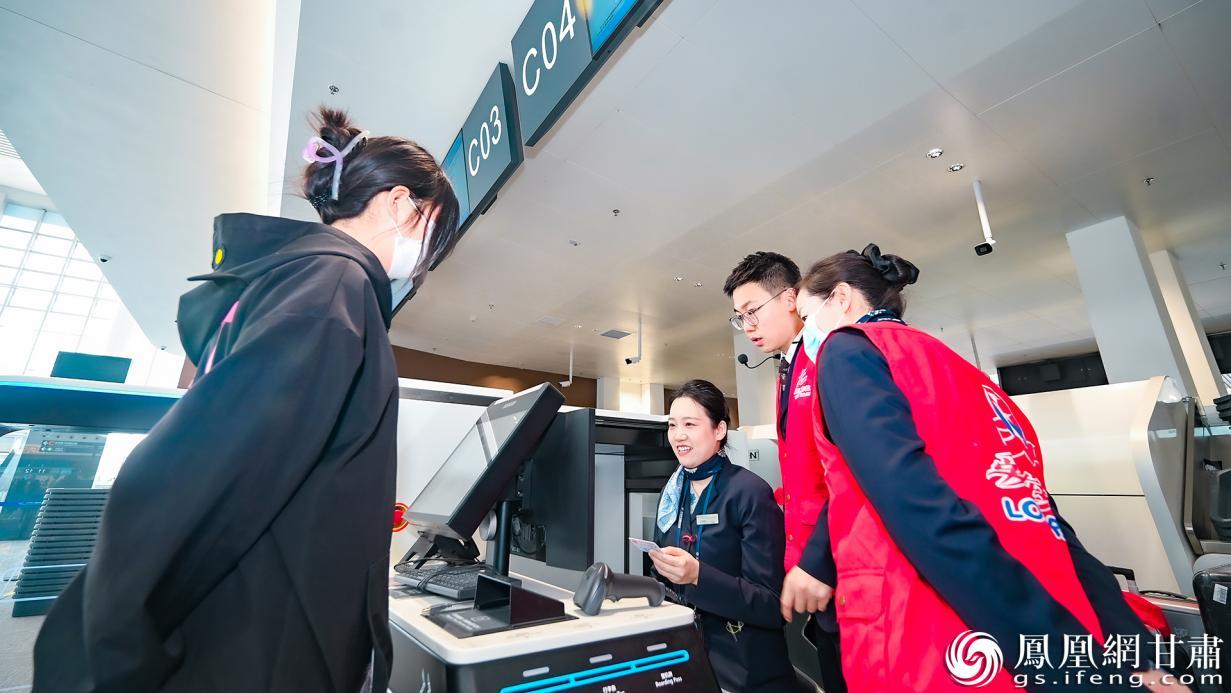 模拟旅客体验登机服务