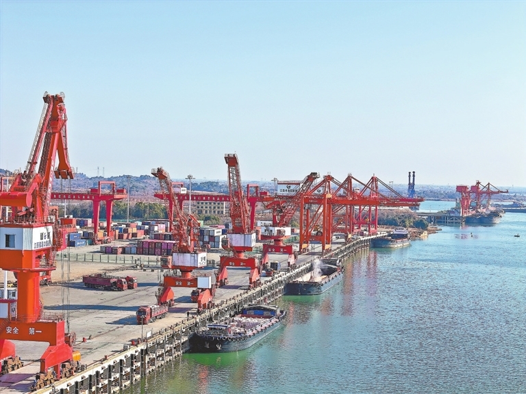 南昌龙头岗码头一派繁忙（图）