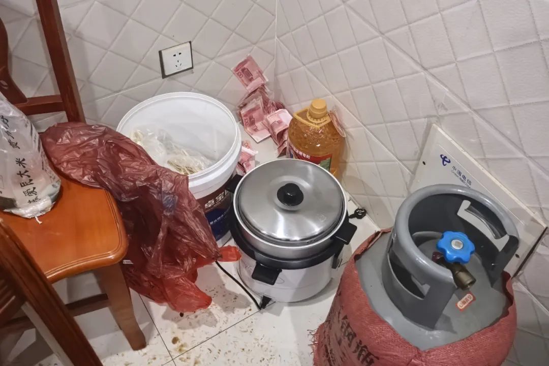 ▲现场散落在地上的赌资