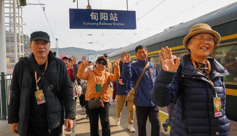 旅客们下车游玩 通讯员 刘一江摄