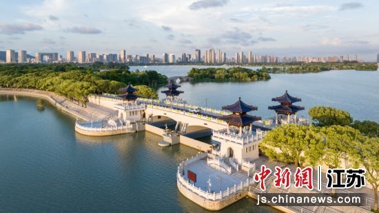 俯瞰滨湖美景；2、滨湖区人才生态大会现场；3、战略合作协议签订。滨湖区委宣传部供图