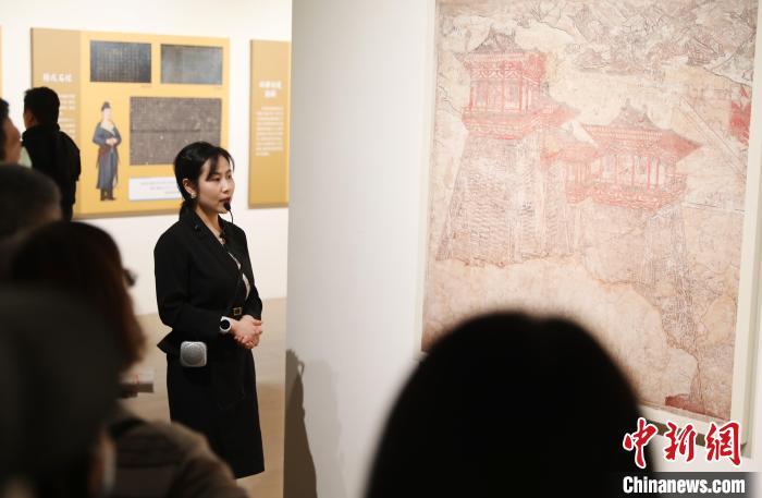 2月25日，受邀赴台参加展览活动的陕西历史博物馆社会教育部馆员黄姣为参观者讲解唐代壁画。中新社记者 杨程晨 摄