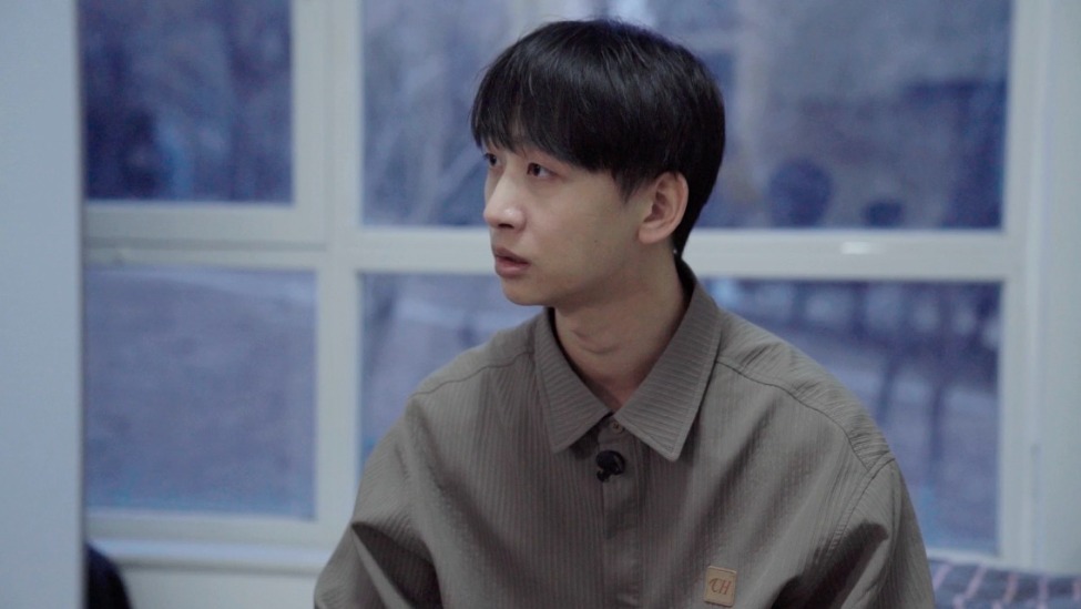 高中父母相继去世，我妈的同学每年暑假、寒假都给我拿钱，毕业赚钱后我转钱她们不收，我想着法的买礼物